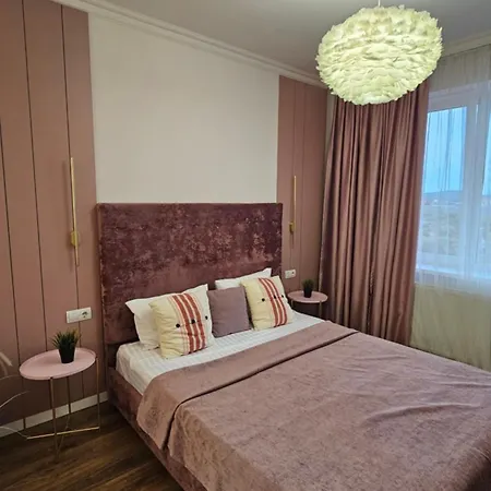 Διαμέρισμα завжди є світло! Soft Pink Μουκάτσεβο